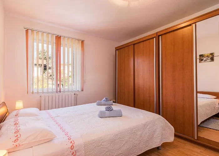 Lägenhet Awesome In With Wifi Pula