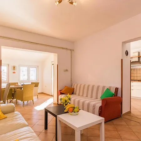 Gorgeous Apartment In Pula With Wifi *